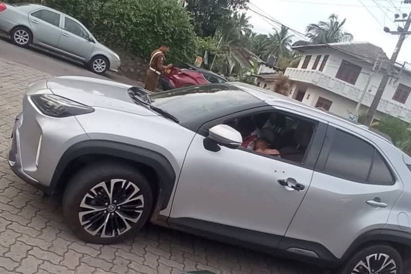 காருக்குள் பயணித்த சட்டத்தரணி, பெண் உள்ளிட்ட இருவர் மீது துப்பாக்கிச் சூடு!  இருவரும் ஸ்தலத்திலேயே பலி!